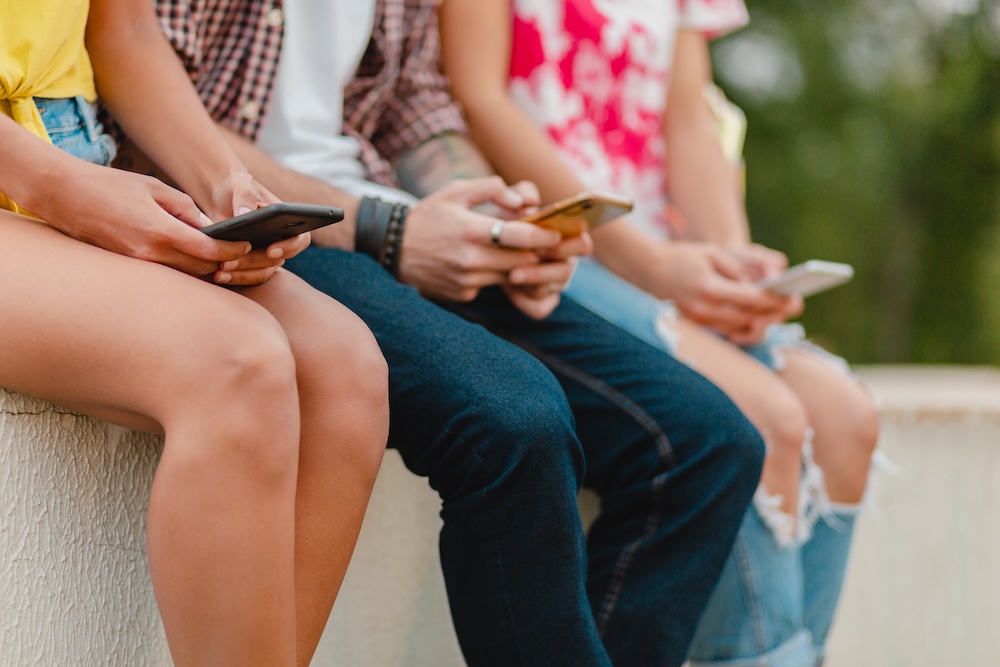Niños haciendo uso del movil